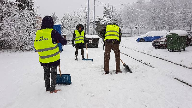 Brno se od rána potýká s čerstvým sněhem. Komplikuje především dopravu.