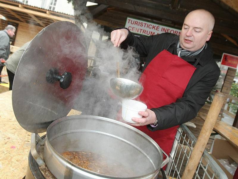 Charitativní gulášovka provoněla Brno.