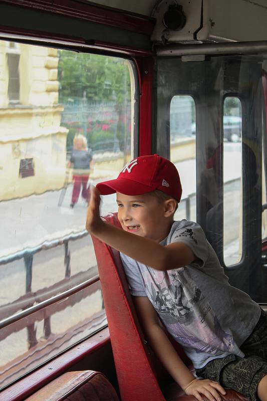 Dlouhé zástupy historických vozidel hromadné dopravy a ještě dělší fronty na jejich prohlídku zaplnily v sobotu na Den dopravní nostalgie náměstí Svobody i nedalekou Brandlovu ulici. Vozy odjely v poledne směrem k medlánecké vozovně.