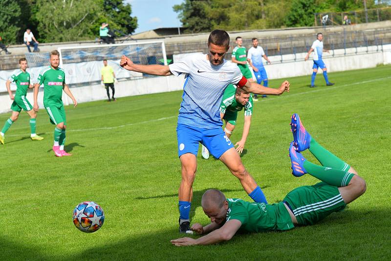 Fotbalisté Rousínova (na snímku v zelených dresech) vyhráli finále krajského poháru proti Kuřimi na penalty. Duel se hrál v Drnovicích.