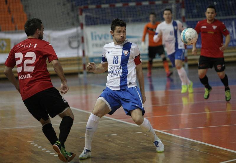 Futsalisté Tanga (v bílém) porazili brněnského rivala Helas a postoupili do semifinále.