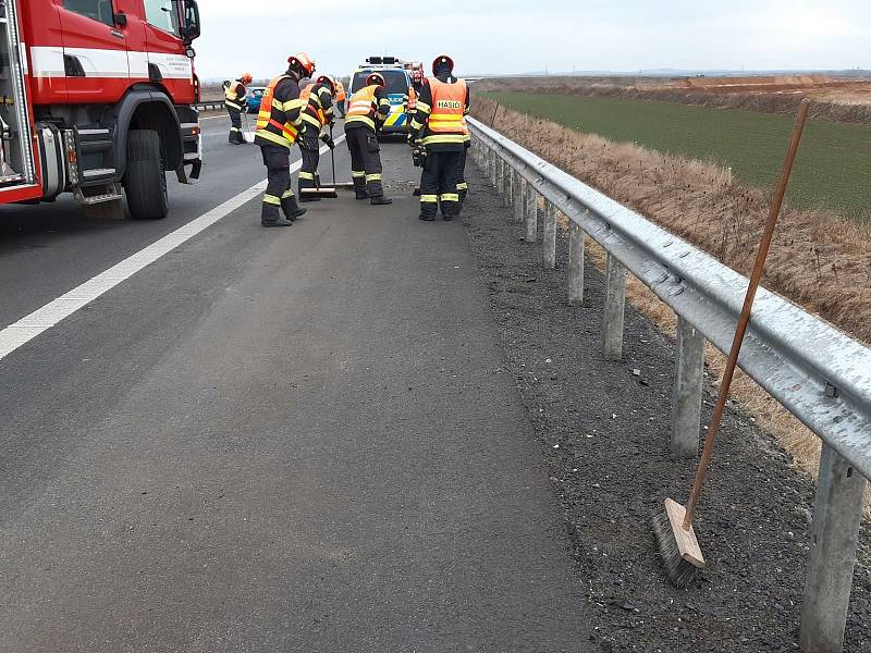 Hromadná nehoda uzavřela ve čtvrtek ráno dálnici D52.