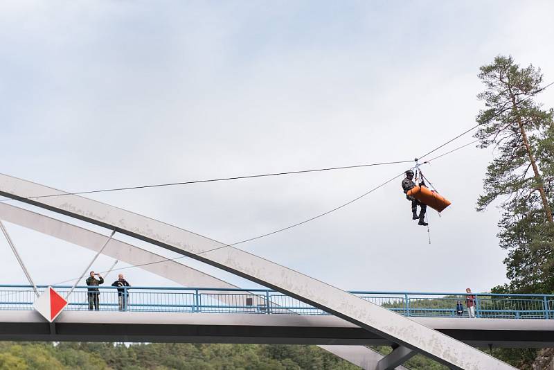 Pod hradem Veveří policisté zachraňovali zraněného z vody a následně přes nepřístupný terén do bezpečí.