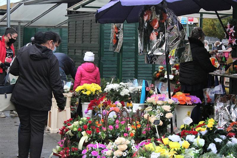 Na Ústřední hřbitov města Brna se vydaly desítky Jihomoravanů.