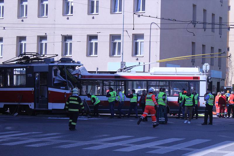 Prvního dubna 2019 se v Křenové ulici v Brně srazil trolejbus s tramvají. Při střetu se zranilo čtyřicet lidí.