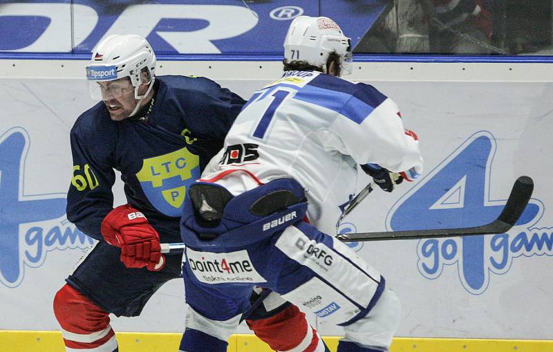 Hokejové utkání Tipsport extraligy v ledním hokeji mezi HC Dynamo Pardubice ( v modrém) HC Kometa Brno (v modrobílém) v pardudubické ČSOB pojišťovna ARENĚ.