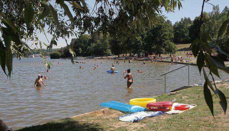 V úmorných vedrech lidé zaplnili břehy Brněnské přehrady. Sucho její vodě paradoxně svědčí. Sinice se tam nemnoží.