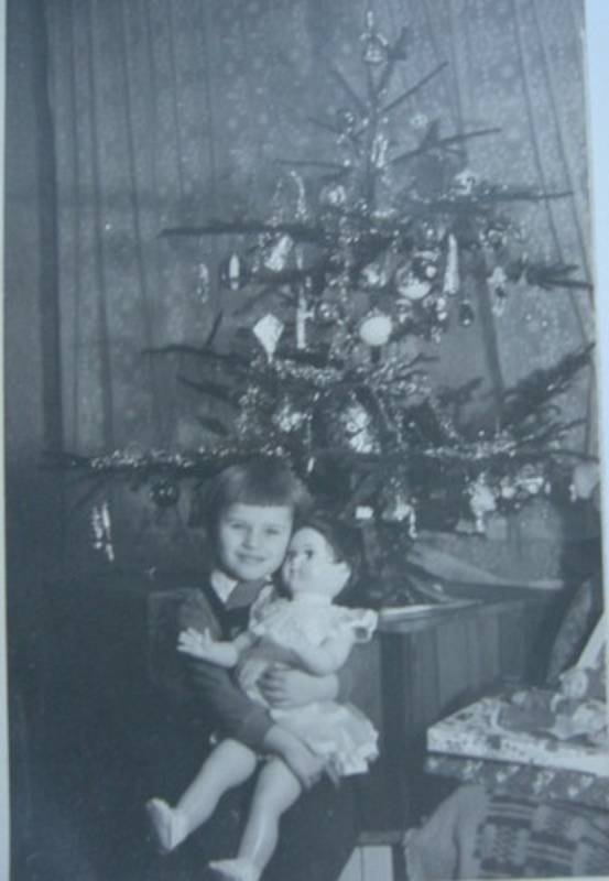 Rok 1962 a čtyřletá Ilonka dostala mrkačku a chodičku. Pannenku jsem jmenovala Jiřinka a byl to  pro ni ten nejhezčí dárek v životě. Dnes  si s ní již hraje pětiletá vnučka.
