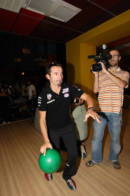 Účastníci brněnského závodu mistrovství světa superbiků si v obchodním centru Olympia na okraji Brna spolu s novináři zahráli bowling a pak se podepisovali fanouškům.