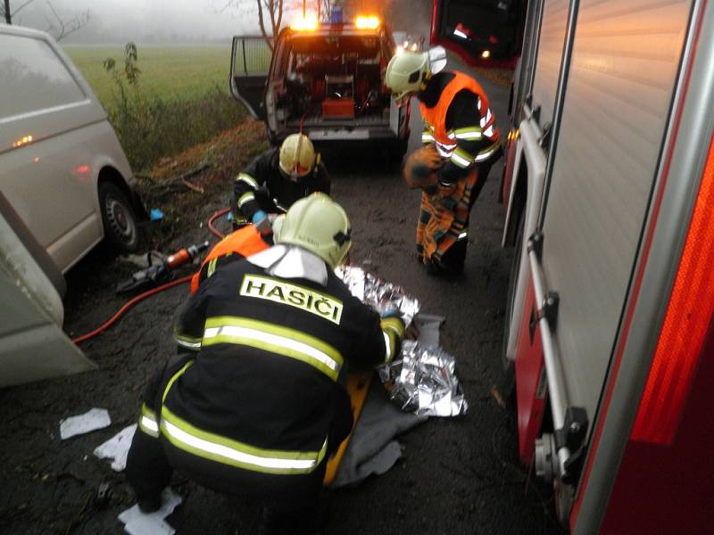 Dodávka narazila do stromu v pátek krátce po sedmé hodině ranní u Tetčic na Brněnsku. Po nárazu zůstal ve zdemolované kabině zaklíněný osmatřicetiletý řidič. Vyprostili ho hasiči.