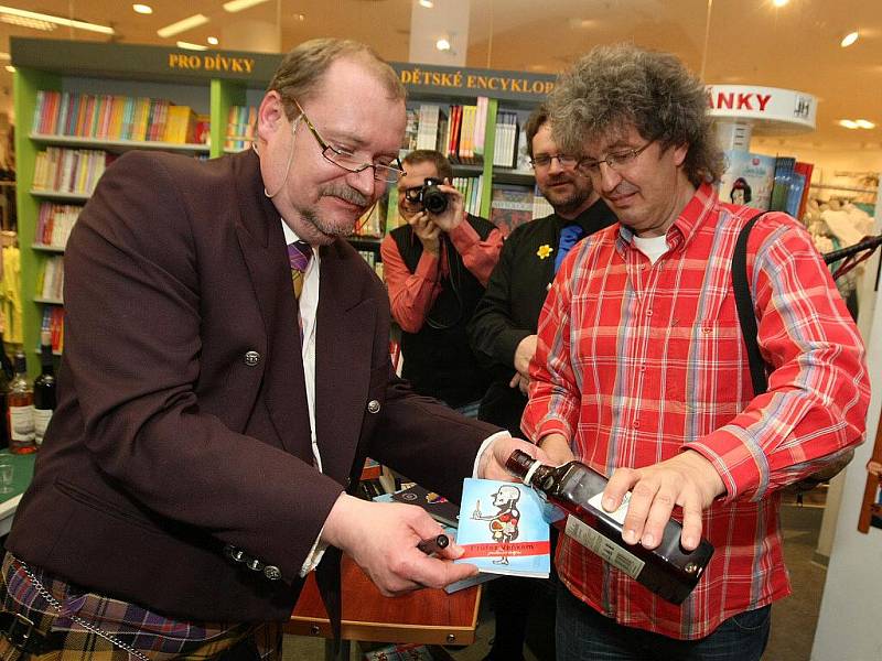 Výstavu karikatur brněnského výtvarníka Lubomíra Vaňka, který spolupracuje s Deníkem Rovnost, zahájilo ve středu odpoledne knihkupectví Librex ve Starobrněnské ulici. 