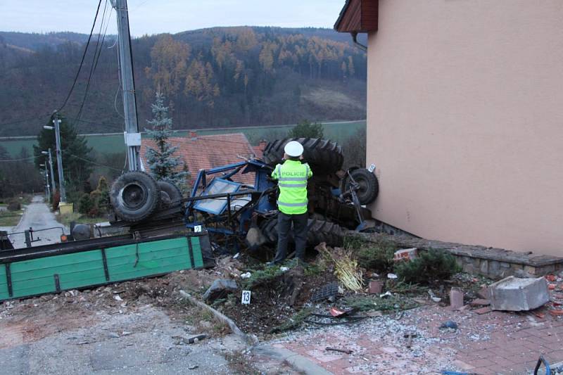 K tragické nehodě traktoru v Omicích na Brněnsku vyjeli ve čtvrtek odpoledne jihomoravští hasiči.