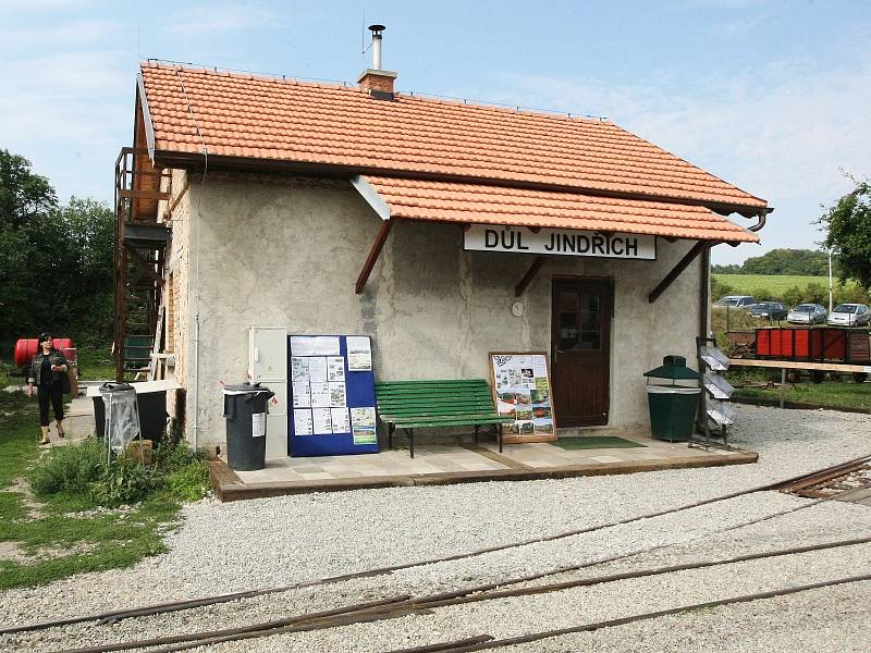 Mezi Zbýšovem a Babicemi u Rosic projížděl historický vlak.