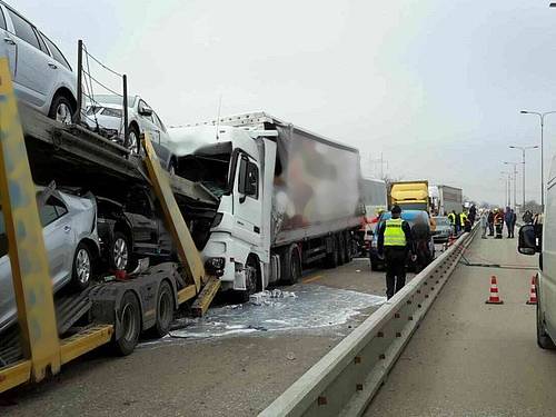 Nehoda dvou kamionů a autobusu zablokovala ve středu po poledni dálnici D1.