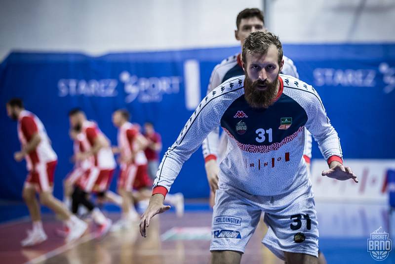 Brněnští basketbalisté (v bílém) oslavili postup do semifinále, když zdolali 4:3 na zápasy Pardubice.