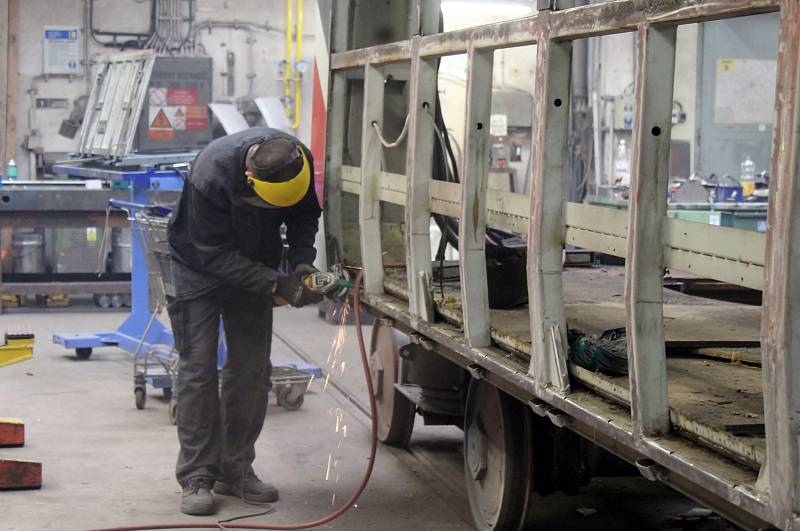 V ústředních dílnách brněnského dopravního podniku sestrojují nové tramvaje Drak i opravují stávající vozy.