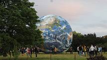 Obří nafukovací model Země, takzvanou terralónu, si užívali Brňané v sobotu v podvečer v parku na Kraví hoře.