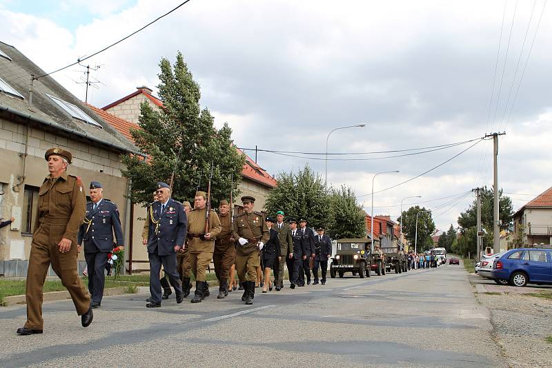 V brněnských Chrlicích v sobotu místní odhalili pamětní desku pilotu Leopoldu Šromovi.