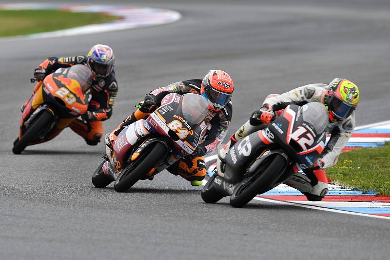 Monster Energy Grand Prix České republiky 2017, Moto 3 - Jakub Kornfeil 84 a Marco Bezzecchi 12, za nimi Niccolo Antonelli.