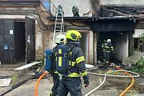 Šest lidí se zranilo při požáru střechy vybydlené budovy v ulici Rumiště v Brně.