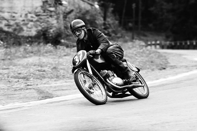 Vzpomínka na Velkou cenu na starém Masarykově okruhu v Brně. Velké ceny se účastnili i jezdi na slavných československých motocyklech ČZ.