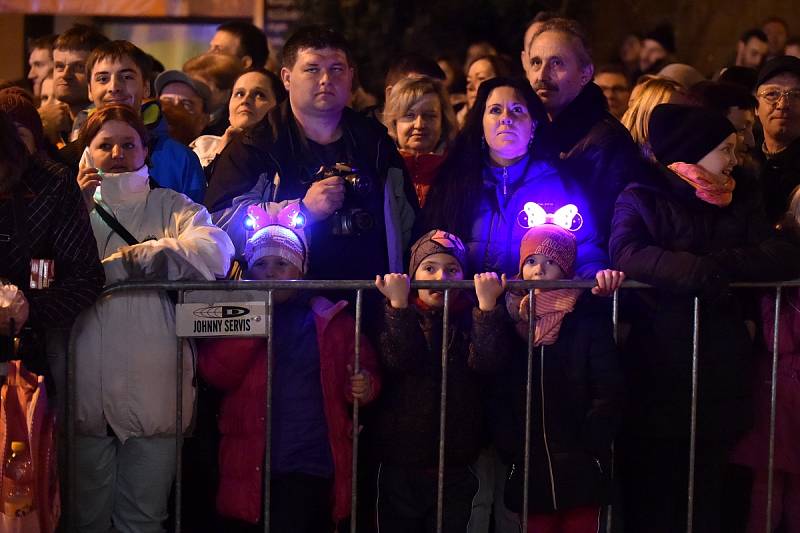 Křik dětí, řinčení zvonců a chlupaté postavy s hrozivými maskami a rohy. Židlochovicemi na Brněnsku se v sobotu večer proháněla osmdesátka rakouských čertů, takzvaných krampusů.