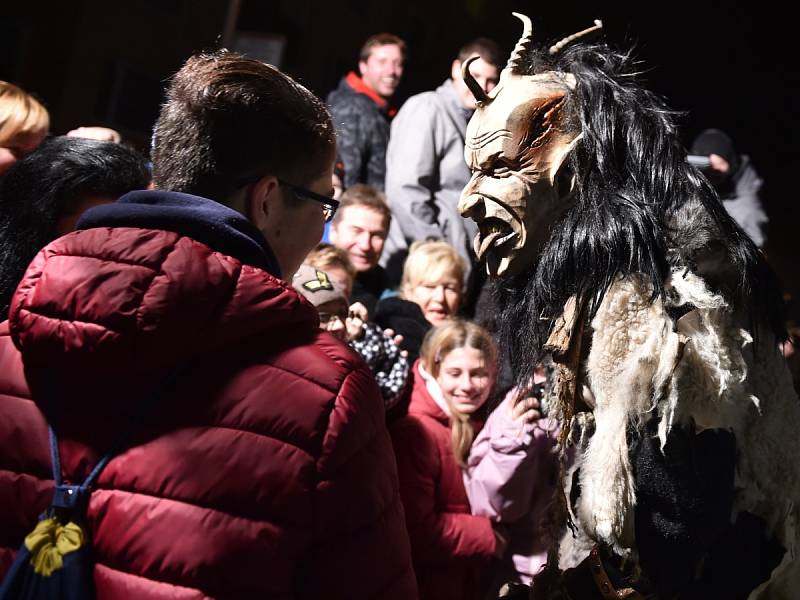 Křik dětí, řinčení zvonců a chlupaté postavy s hrozivými maskami a rohy. Židlochovicemi na Brněnsku se v sobotu večer proháněla osmdesátka rakouských čertů, takzvaných krampusů.