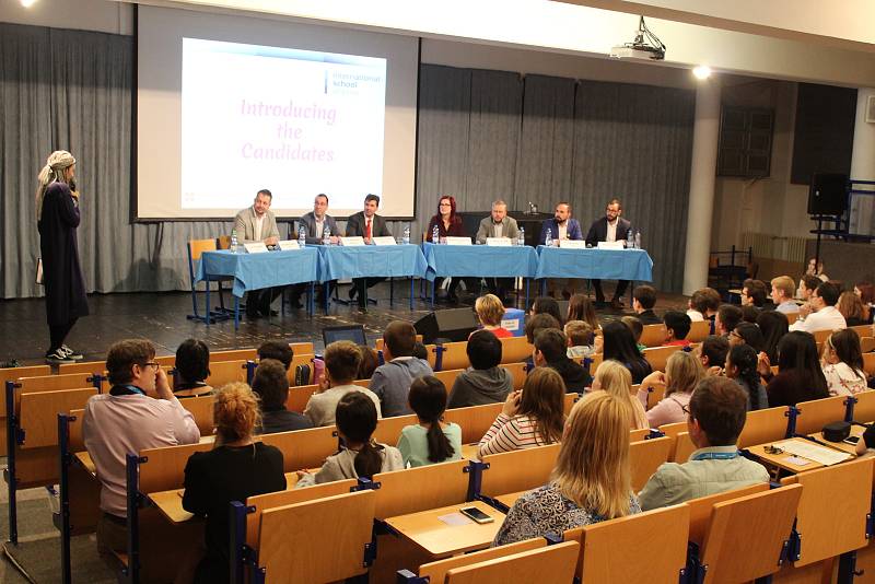 Kandidáti v komunálních volbách do brněnského zastupitelstva debatovali s žáky a studenty v angličtině.