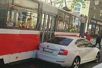 Bezohledný řidič zaparkoval auto v křižovatce u hlavního vlakového nádraží v Brně.