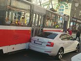 Bezohledný řidič zaparkoval auto v křižovatce u hlavního vlakového nádraží v Brně.