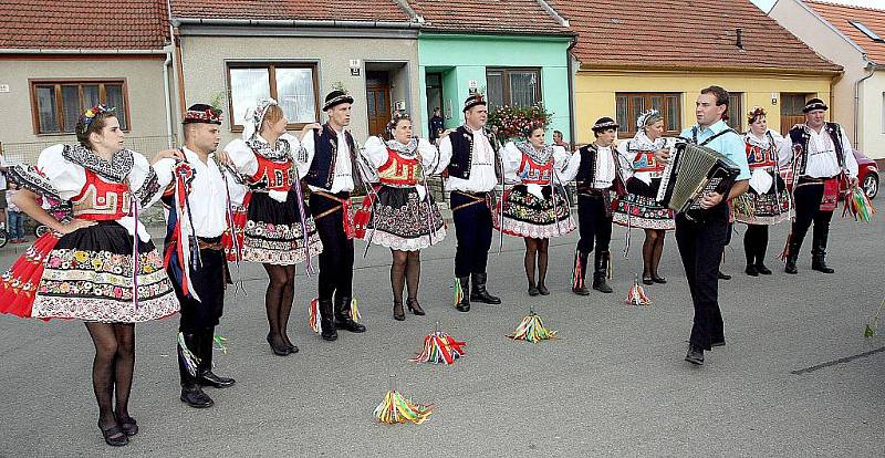 Krojovaný průvod stárků a stárek na cestě Žebětínem.