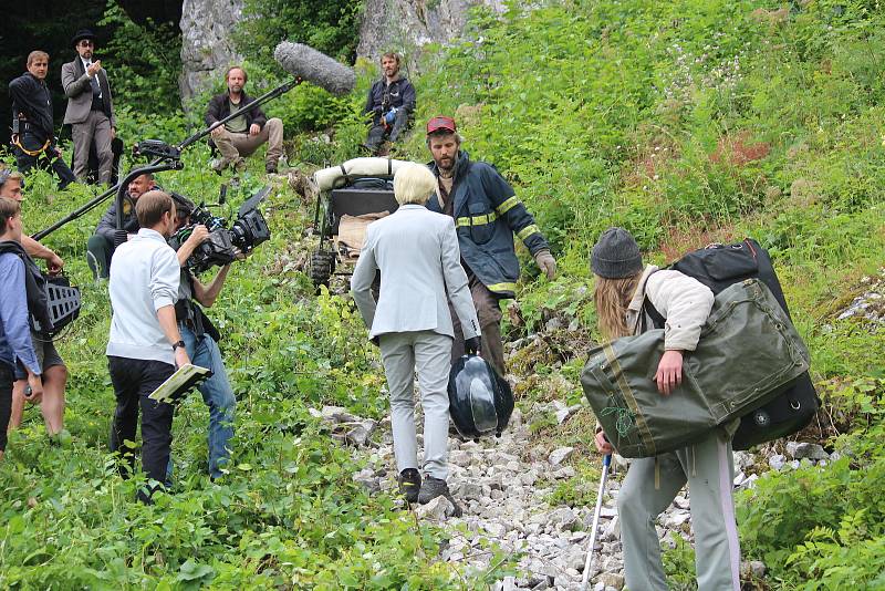 Filmaři natáčeli v pondělí dopoledne fyzicky náročnou scénu dramatu Lidi krve u Sloupsko-šošůvské jeskyně.