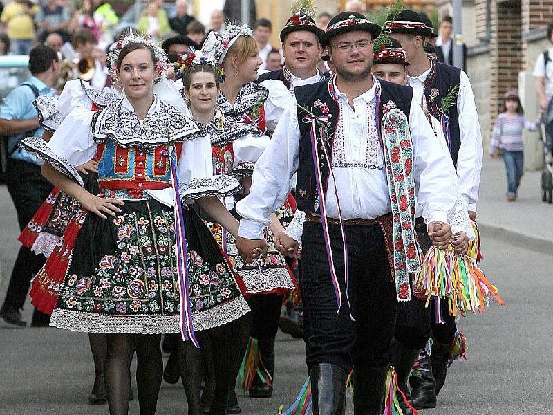 Krojovaný průvod stárků a stárek na cestě Žebětínem.