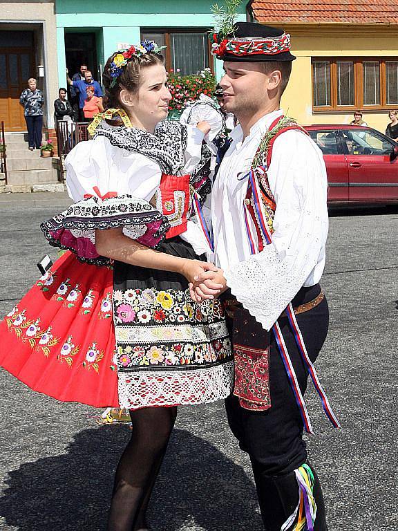 Krojovaný průvod stárků a stárek na cestě Žebětínem.