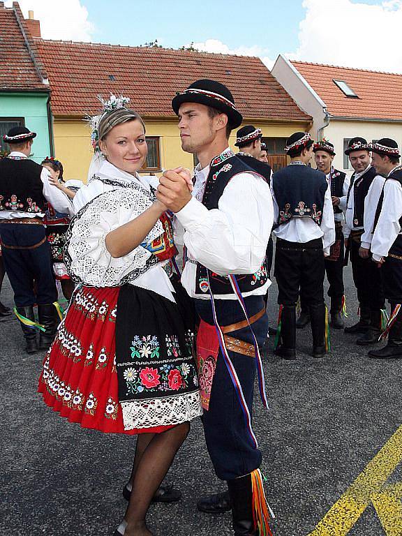 Krojovaný průvod stárků a stárek na cestě Žebětínem.