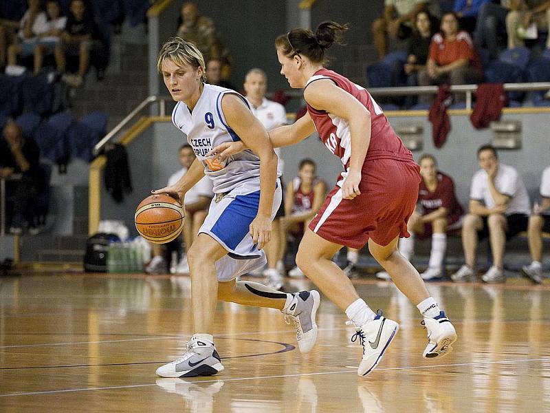 Basketbalistka Hana Horáková (vlevo).