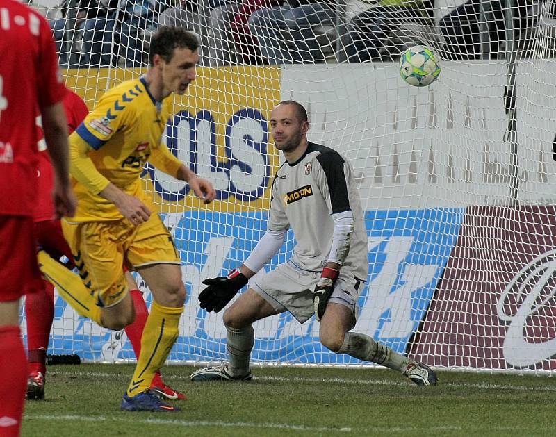 Jihlava porazila fotbalisty brněnské Zbrojovky (v červeném) 2:0.