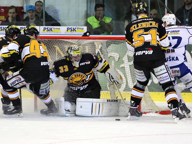 Hokejisté brněnské Komety prohráli v extraligovém semifinále i třetí zápas 0:3, nepomohla jim ani výhoda domácího prostředí.