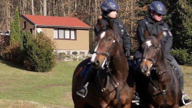 Policejní kontrola v chatové oblasti u Čučic na Brněnsku.