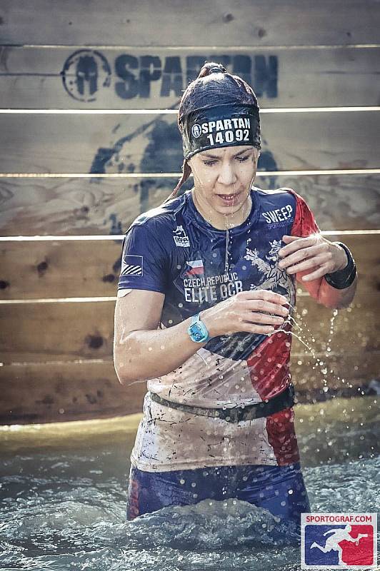 DŘINA NA PŘEKÁŽKÁCH. Brněnská závodnice Lenka Butorová soupeří při akcích jako Spartan Race s vysokými překážkami, nošením břemen i zdoláváním vody nebo bahna.