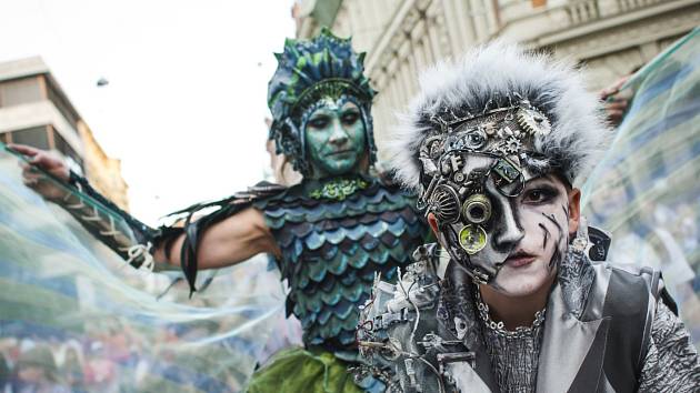 Posledním dnem vyvrcholil v pátek festival Na prknech, dlažbě i trávě, který trval od pondělí. Závěrečný program obstaral bláznivý Den masek, který do brněnských ulic přilákal stovky lidí.