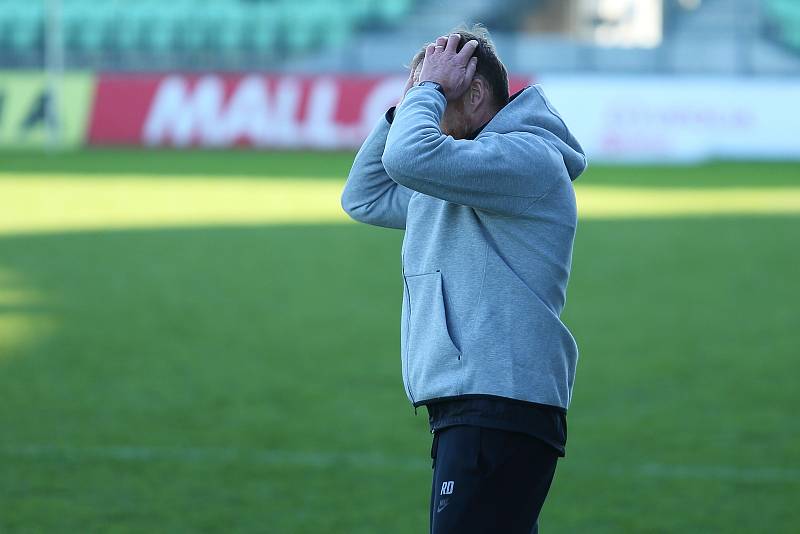 Fotbalisté Zbrojovky Brno (v červeném) remizovali na hřišti Karviné 1:1.