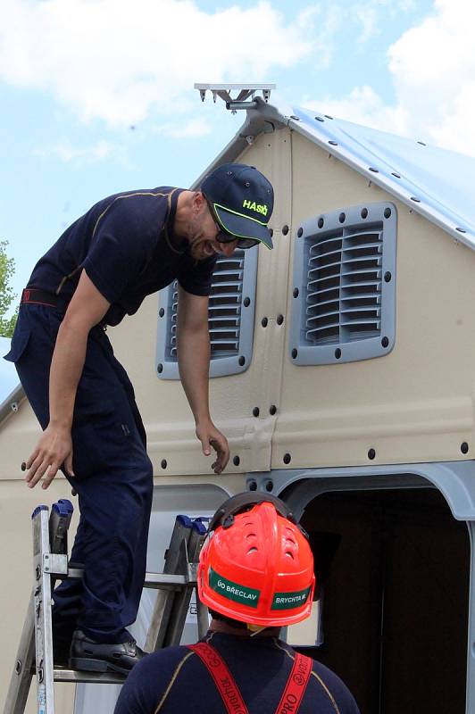 Hasiči začali ve středu dopoledne se stavbou stanového městečka pro uprchlíky z Ukrajiny. Vyroste v blízkosti Automotodromu Brno u Ostrovačic na Brněnsku.