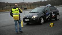 Studenti brněnských autoškol se učili na polygonu brněnského Masarykova okruhu zvládat rizikové situace za volantem.