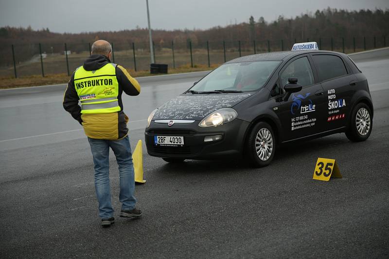 Studenti brněnských autoškol se učili na polygonu brněnského Masarykova okruhu zvládat rizikové situace za volantem.