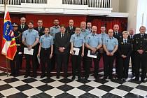 Takzvané slavnostní vyřazení, při kterém noví brněnští strážníci (v modrém) přijali své odznaky na Nové radnici.