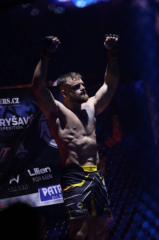 Naplněná brněnská Winning Group Arena viděla dvanáct dramatických bitev ve smíšeném bojovém umění MMA