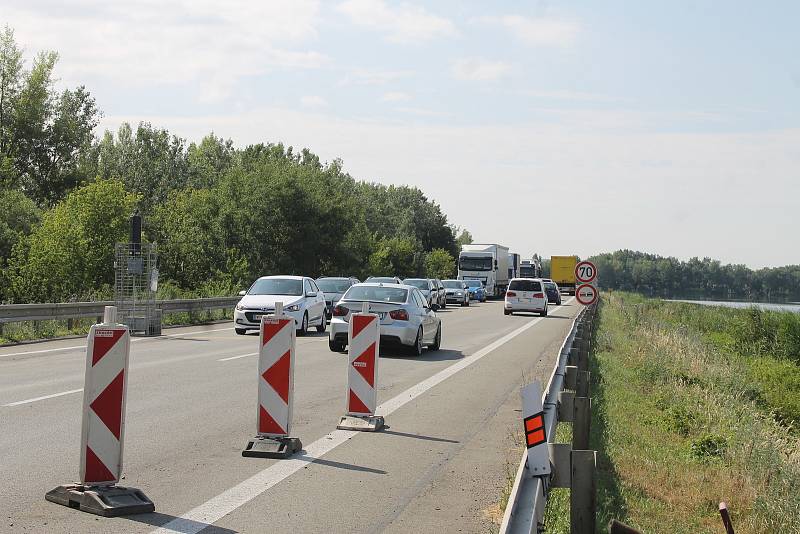 Kvůli špatnému stavu mostu u Pasohlávek tam od května řídí dopravu semafory a průjezdný je jen jeden jízdní pruh. Tvoří se tam kolony