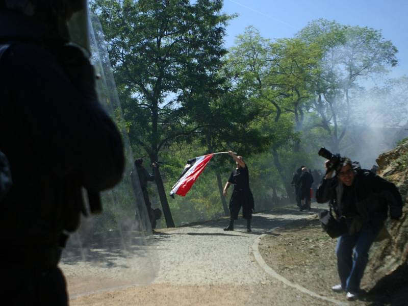 Střet mezi policií a členy pochodu