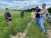Zemědělské družstvo Pooslaví Nová Ves odstartovalo pro zájemce z řad zemědělců praktická setkání v květnu, pokračovat budou přes léto až do podzimu.